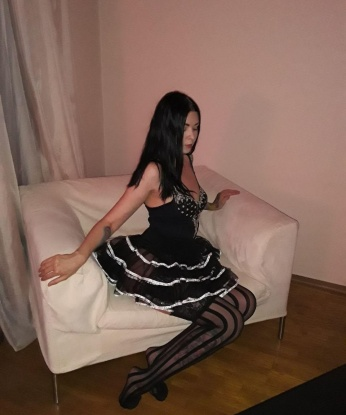 Фото, на которых я сияю от желания, ждут тебя! 📷💋
У меня есть стильные апартаменты в Москве, где мы можем встретиться. Здесь мы сможем погрузиться в мир страсти и наслаждения. Моя чувственная массажная техника сведет тебя с ума, а оральный секс приведет тебя к экстазу. Будь уверен, ты будешь доволен каждой минутой, проведенной со мной.
Мои клиенты отмечают мою непревзойденную красоту и профессионализм. Они говорят, что я умею быть страстной и нежной одновременно. Я всегда рада услышать о твоих фантазиях и пожеланиях, чтобы сделать наше свидание особенным для нас обоих.
Не упусти возможность познакомиться со мной и испытать настоящий шик, страсть и нежность в Москве. Сделай шаг к райскому наслаждению и приходи ко мне! 💫🌹 Софуня